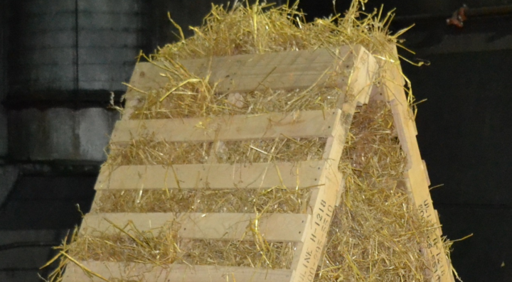 two pallets with straw in a pyramid shape
